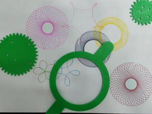 Custom Spirograph with Drawing Preview